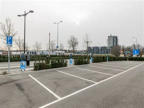 designer outlet roermond parking